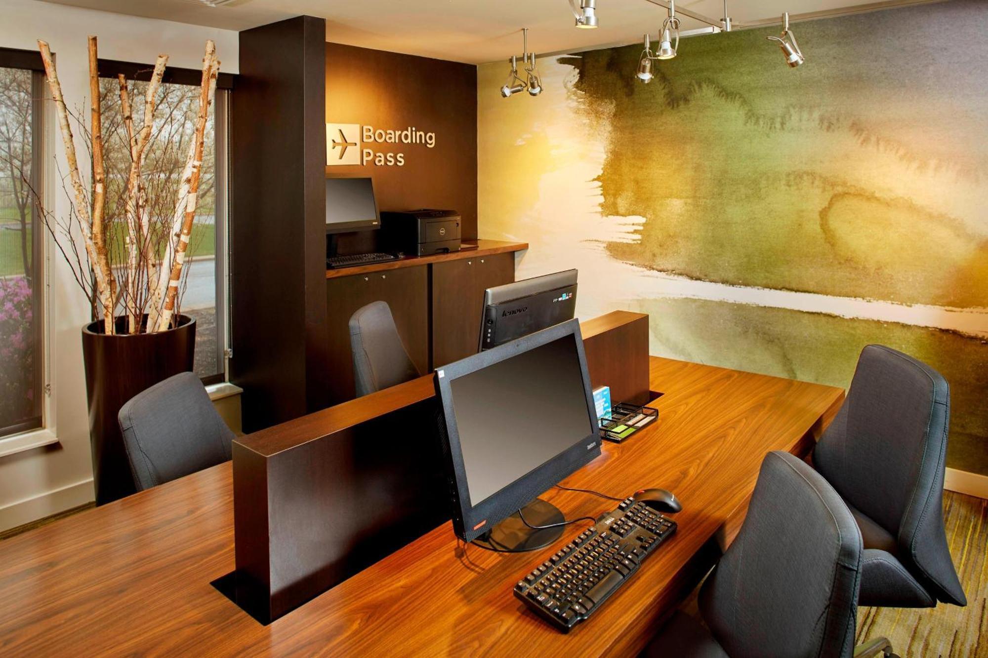 Courtyard By Marriott Lansing Hotell Eksteriør bilde