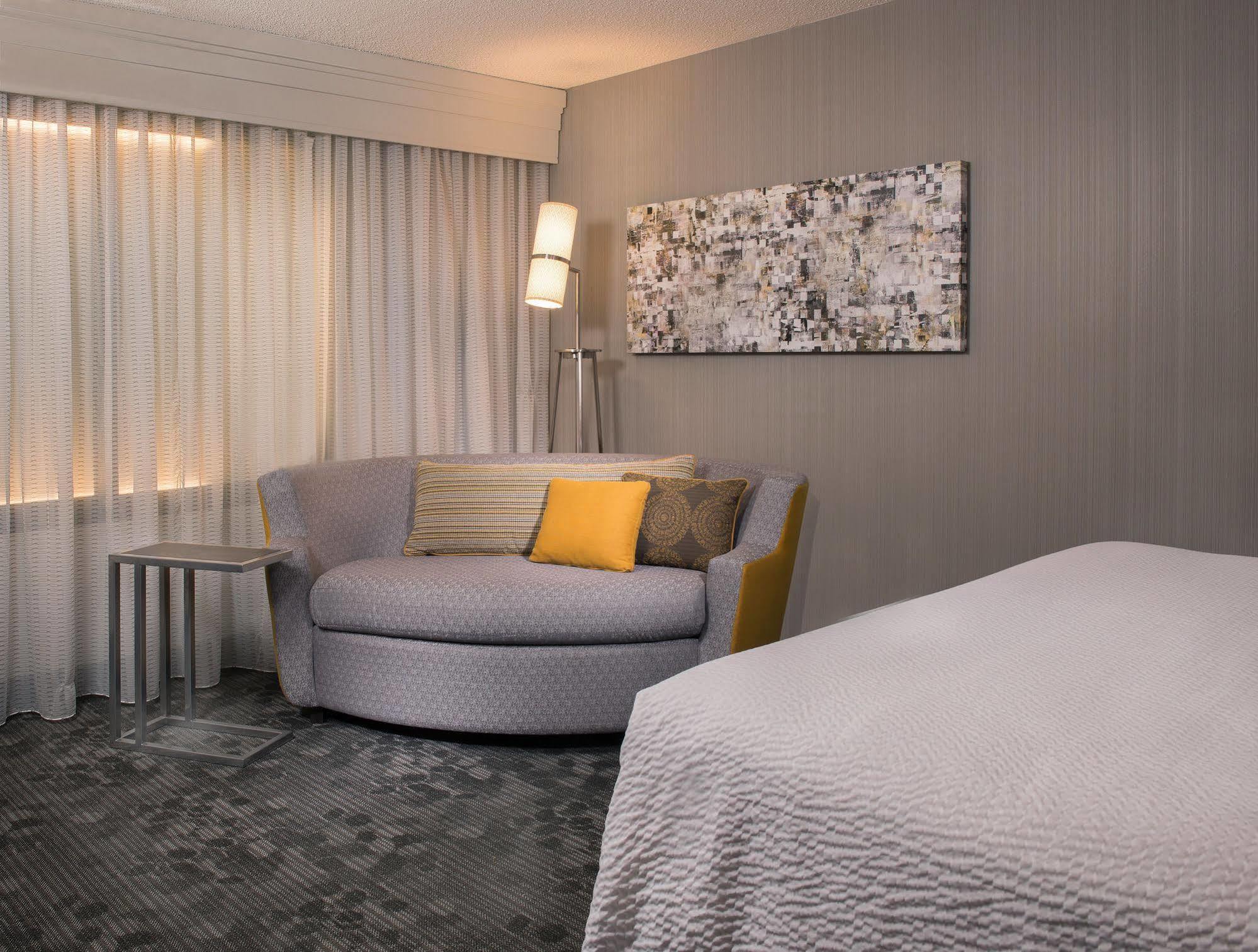 Courtyard By Marriott Lansing Hotell Eksteriør bilde